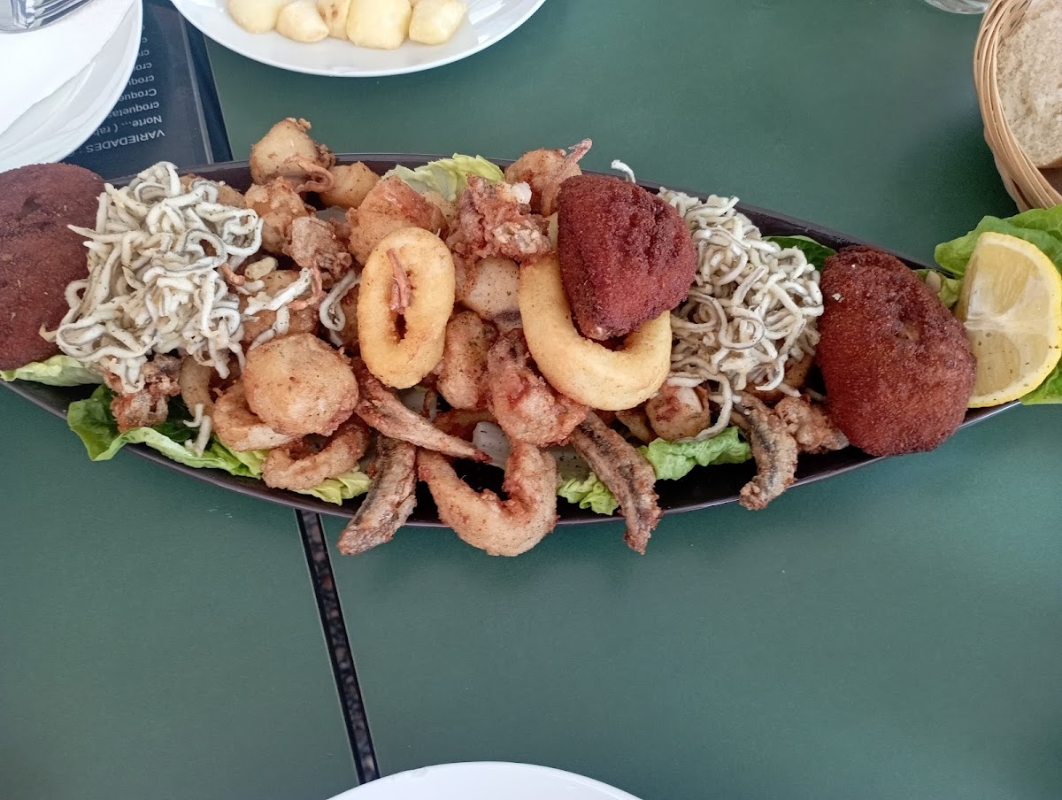 Plato de Mariscada Frita con calamares y croquetas caseras