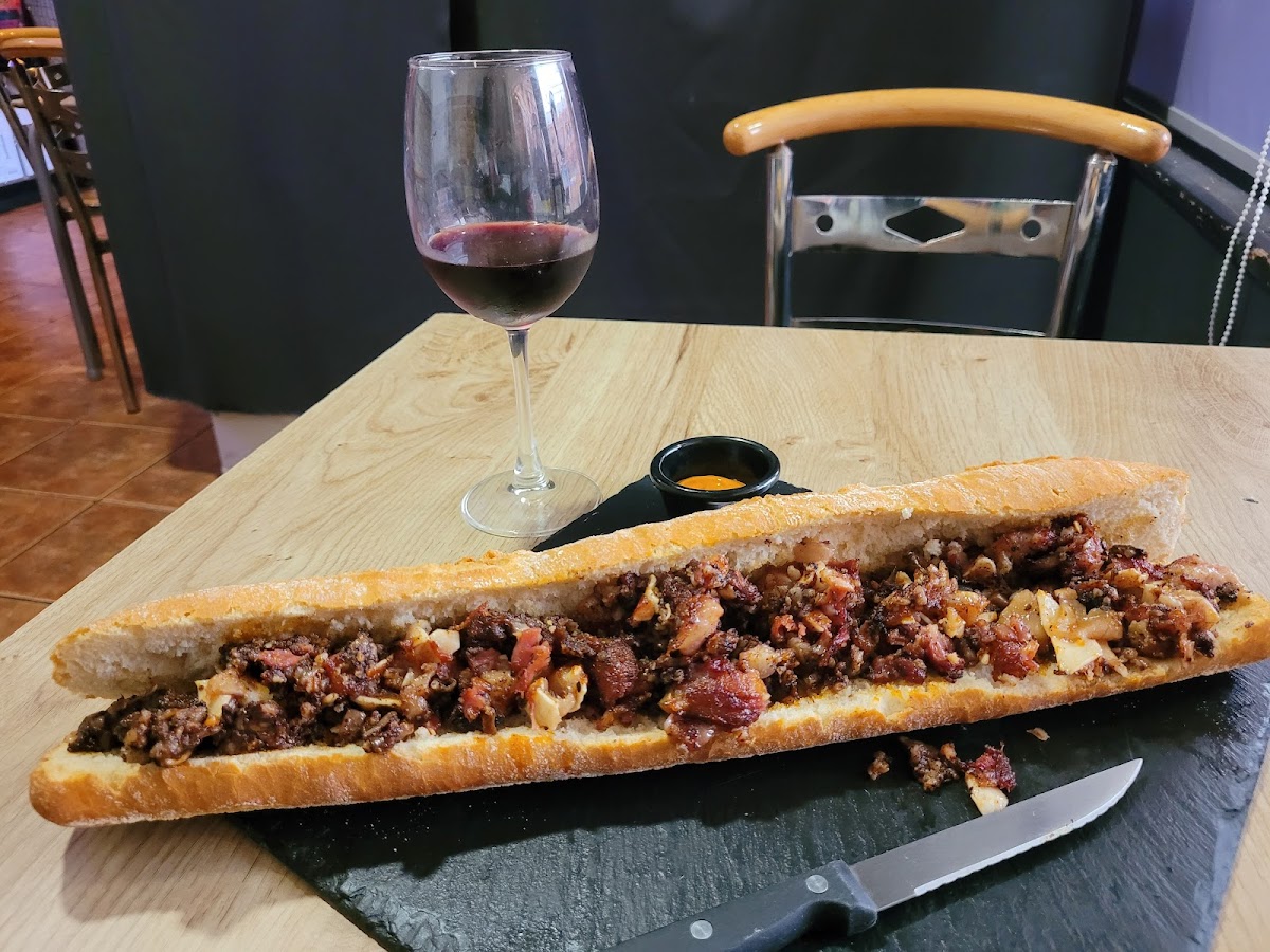 Bocadillo Especial de ternera con vino tinto